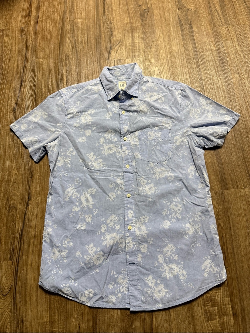 GAP Men's Light Blue Floral Short-Sleeve Button-Down Shirt